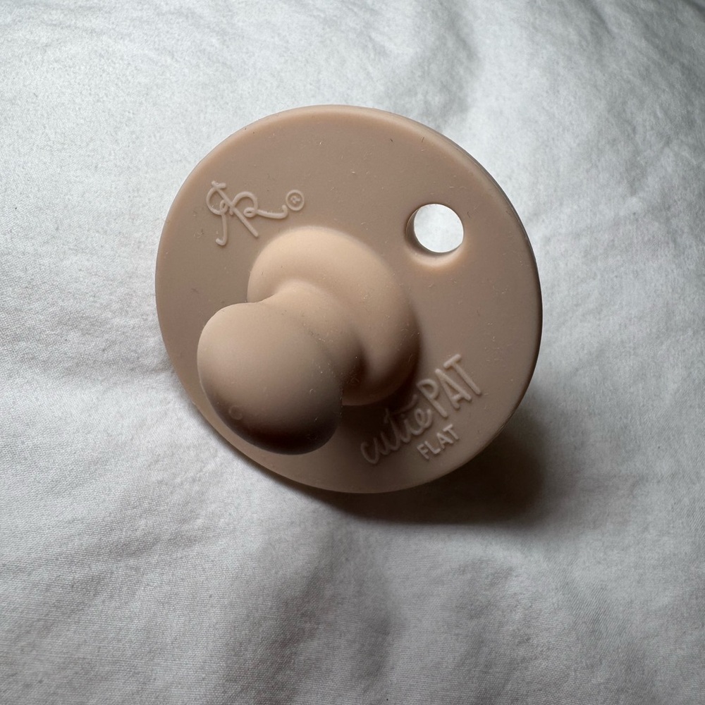 Ryan & Rose Tan Flat (0m+) Pacifier - Picture 3 of 4